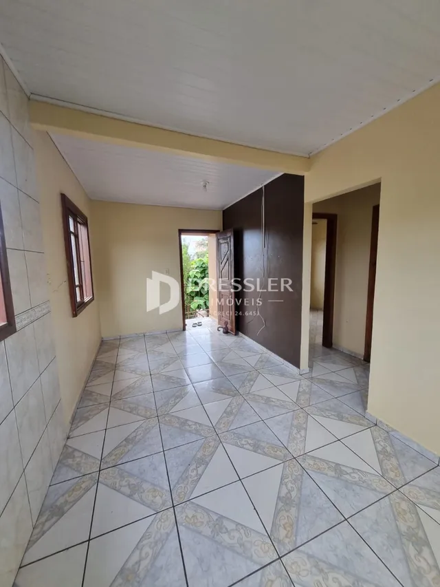 Um corredor com piso de cerâmica claro.