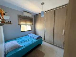Quarto com cama e armário em ambiente interno.