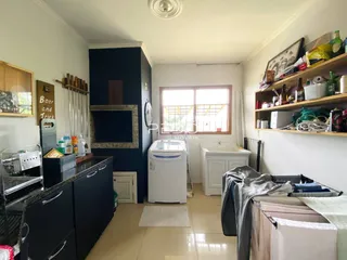 Ambiente interno de uma sala com decoração em tons de azul escuro e prateleiras de madeira.