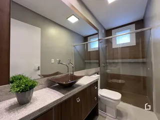 Foto de um banheiro moderno com box de vidro e bancada dupla.
