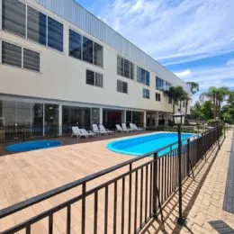 Fachada de um prédio com piscina em Lajeado.