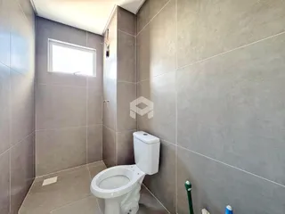 Foto de um banheiro com revestimento em tons de cinza.