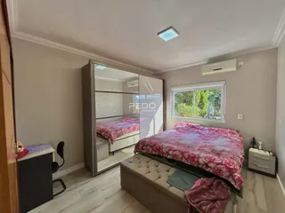 Quarto com cama e armário em um imóvel no Brasil.