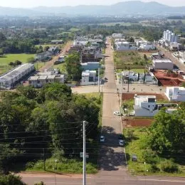 Vista de uma área verde com vegetação e uma estrada.