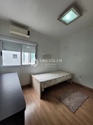 Quarto com cama e janela em um imóvel no Brasil.