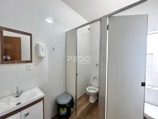 Foto de um banheiro interno com azulejos brancos e um vaso sanitário.