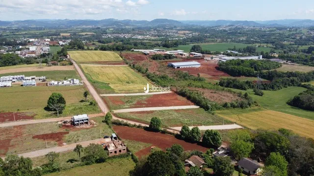 Vista aérea de campos agrícolas e vegetação na região de Lajeado.