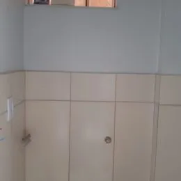 Parede interna com painéis claros em um ambiente residencial.