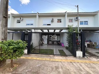 Fachada de um imóvel residencial em Lajeado, Brasil, com portão de ferro.