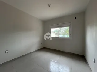 Foto de um cômodo interno com piso de cerâmica e janela.