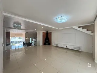 Ambiente interno de uma sala de estar com piso de cerâmica e lareira em Lajeado, Brasil.