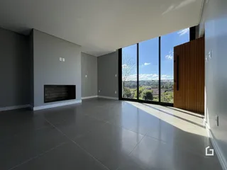 Sala de estar moderna com grande janela e lareira em Lajeado.