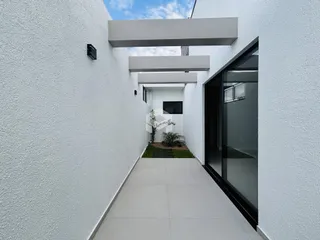 Fachada moderna de um imóvel em Lajeado com um pátio externo.
