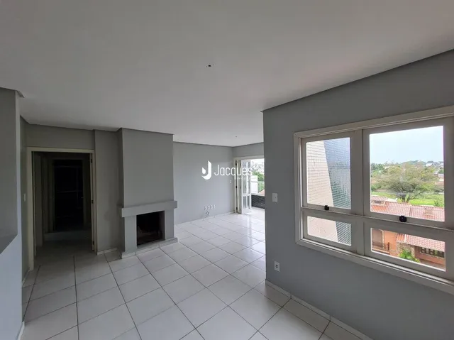 Corredor interno com piso de cerâmica e paredes cinzas