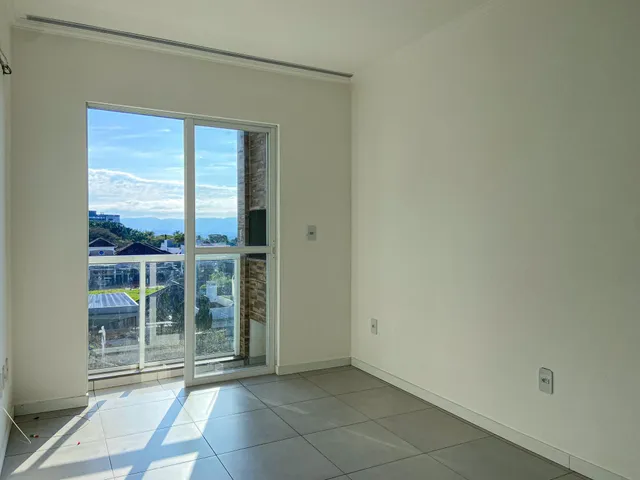 Vista através de uma porta de vidro revela uma paisagem externa.