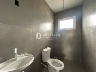 Um banheiro com pia e vaso sanitário em um imóvel.
