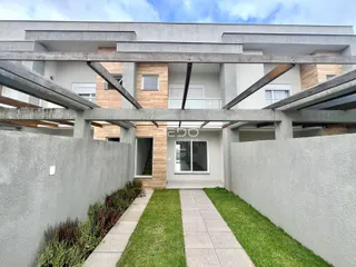 A fachada de um prédio residencial em Lajeado, Brasil, com jardim frontal.