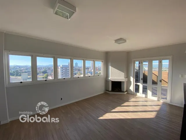 Sala de estar com vista panorâmica da paisagem urbana.