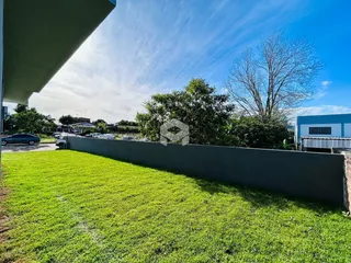Vista externa de um quintal gramado com cerca em Lajeado, Brasil.