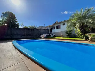 Foto de uma piscina externa em uma propriedade em Lajeado, Brasil.
