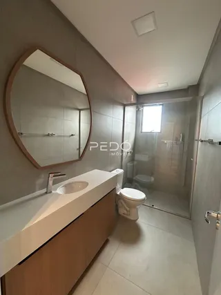 Foto de um banheiro moderno com bancada e box de vidro.