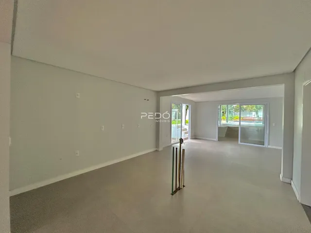 Ambiente interno de uma sala ampla com paredes brancas.