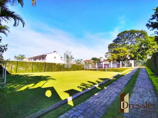 Um gramado verde com um caminho de pedras sob um céu azul.