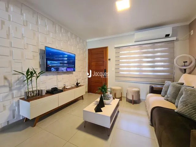 Sala de estar com televisão e sofá em um imóvel no Brasil.