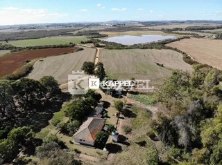 Vista aérea de uma propriedade rural em Lajeado, Brasil, mostrando a casa e a área circundante.