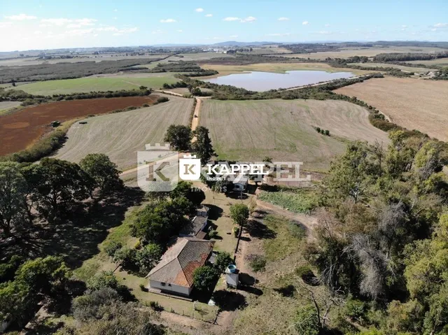 Vista aérea de uma propriedade rural em Lajeado, Brasil, mostrando a casa e a área circundante.