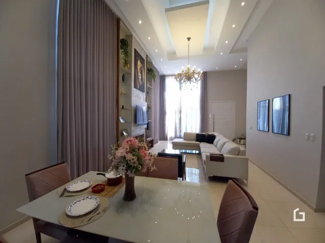 Uma mesa de jantar com cadeiras em um ambiente interno.