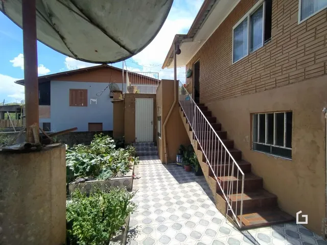 Vista da fachada e entrada de uma residência em Lajeado, Brasil.