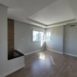 Sala de estar com piso de madeira e janela visível.