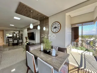 Ambiente moderno de sala de jantar com vista para o exterior.