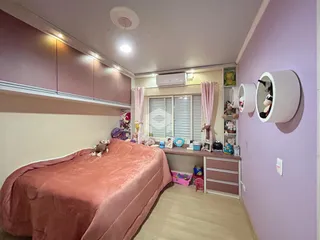 Quarto com cama grande e armários em um apartamento.