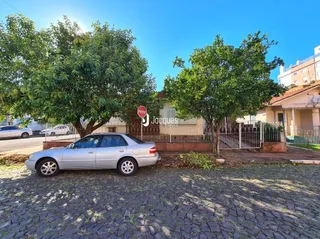 Fachada de uma residência em Lajeado, Brasil, com vegetação ao redor.