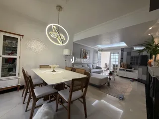 Sala de jantar com mesa e cadeiras em um apartamento em Lajeado.