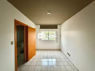 Hall de entrada com piso de cerâmica e janela visível.