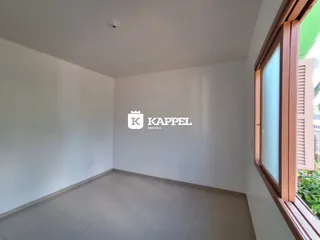 Foto de um cômodo interno com paredes brancas e piso claro.