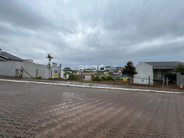 Fachada de uma propriedade em Lajeado, Brasil, com rua pavimentada na frente.