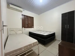 Quarto interno com cama e armário em um imóvel no Brasil.