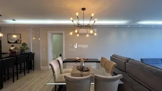 A sala de estar de um imóvel em Lajeado, Brasil, com decoração moderna.