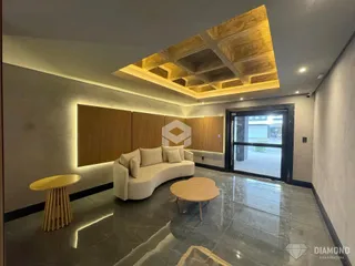 Sala de estar com piso de mármore e teto decorativo em um imóvel no Brasil.