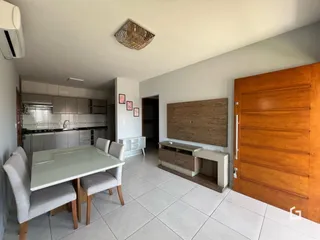 Foto de uma sala de jantar com cozinha em um imóvel no Brasil.