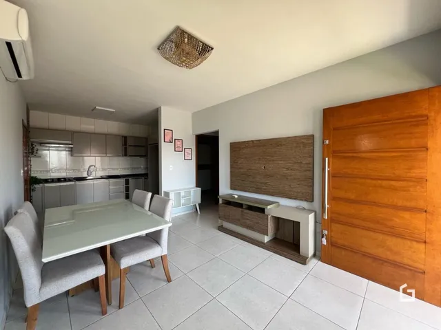 Foto de uma sala de jantar com cozinha em um imóvel no Brasil.