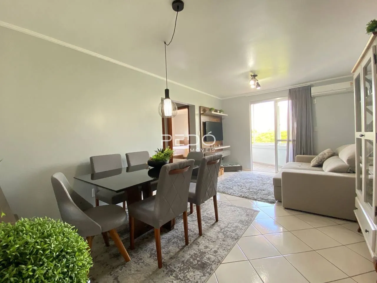 Sala de estar com mesa de jantar e sofá em um imóvel no Brasil.