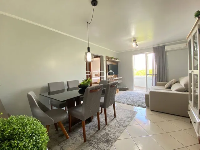 Sala de estar com mesa de jantar e sofá em um imóvel no Brasil.