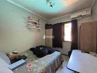 Quarto interno com cama e armário em um imóvel no Brasil.