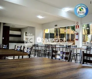 Sala de estar com piso de madeira.