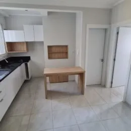 Foto de um interior com armários brancos e piso de cerâmica.